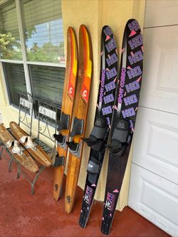 Water skis lot