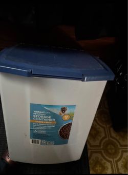 Pet food storage container