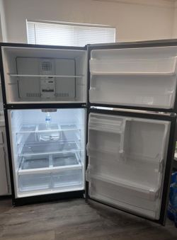 GE Refrigerator - top freezer - 19.2 cu. ft. - NEW