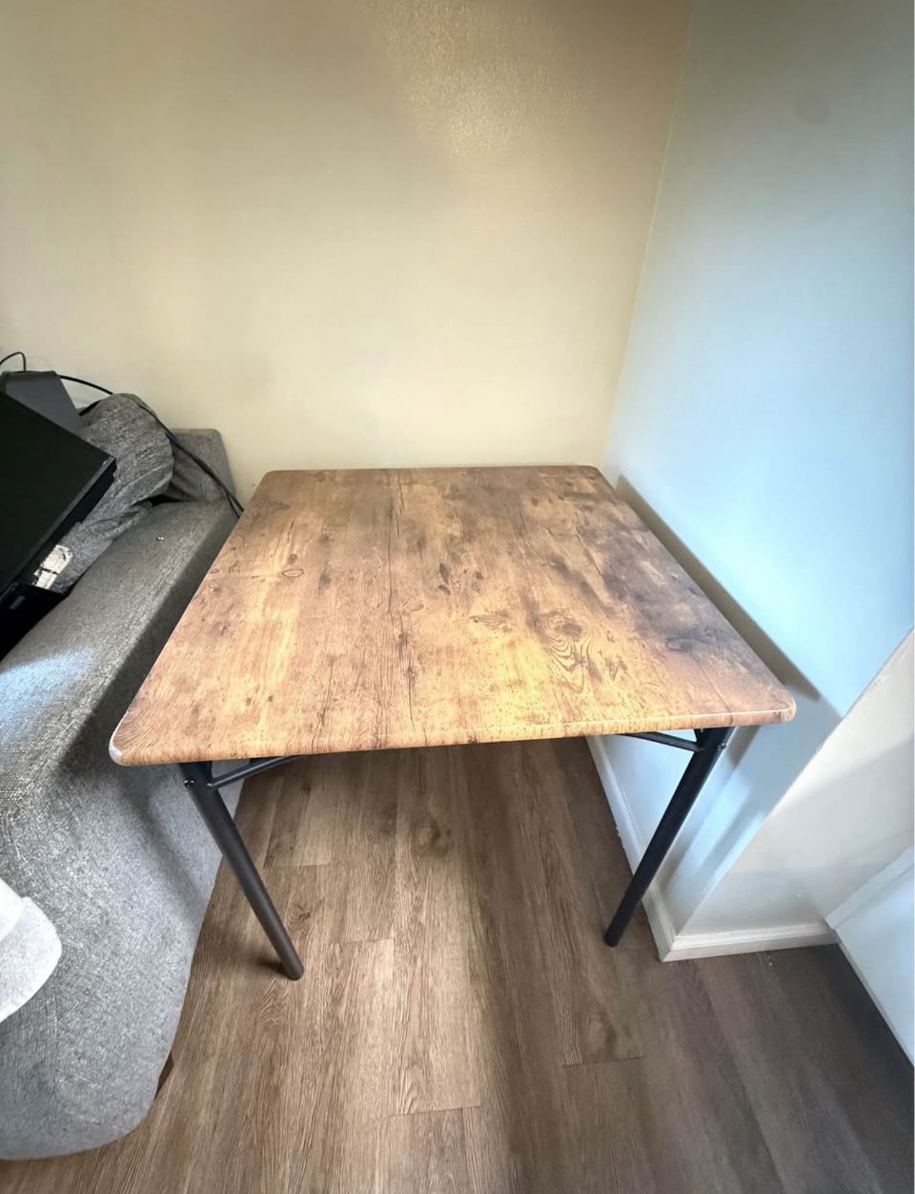SQUARE TABLE