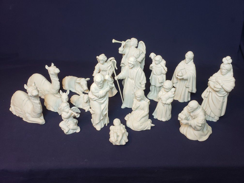 Avon Nativity Set with 17 Pieces total 