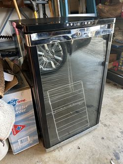 Black/Chrome Avanti Wine Cooler!!