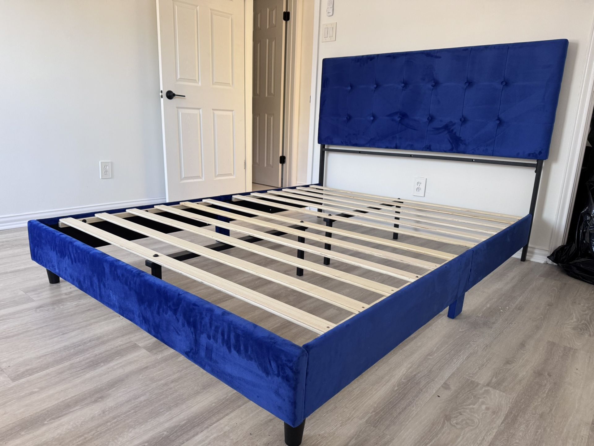 Brand New Queen Size Platform Bed With Plush Mattress (Free Delivery)