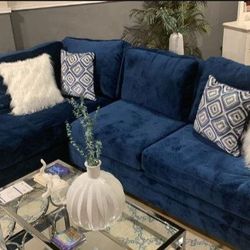 🌀BRAND NEW🌀Waldport Navy Sectional
Sofa