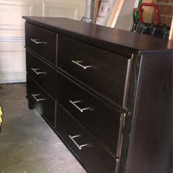 Nice dresser/Mirror set 