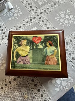 RARE! VINTAGE I LOVE LUCY WOOD MUSICAL JEWELRY BOX “STOMPING GRAPES”