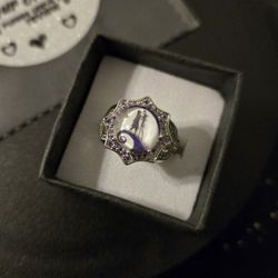 NEW Size 6 Nightmare Before Christmas Ring
Comes with the black ring box that you see in the pictures. Also comes with a black cleaning cloth.