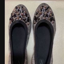 CA. SIZE 9. SIMPLY VERA WANG. BLING. RHINESTONE. FLAT SHOES. PRELOVED. GOOD CONDITION. 