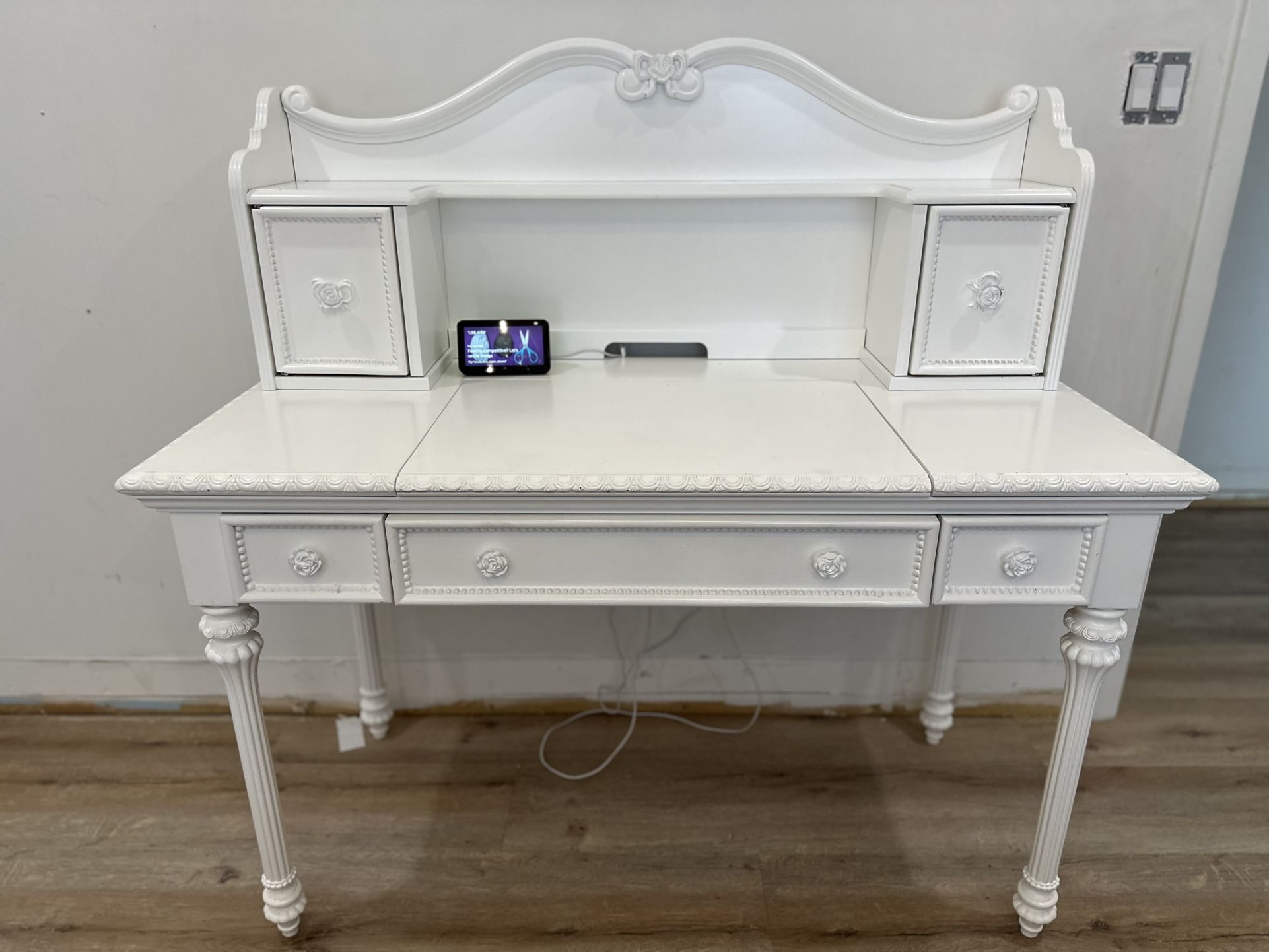 Girl’s Princess Desk