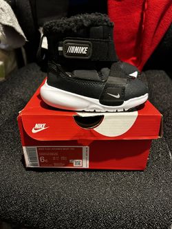 Size 6C NIKE SNOW BOOT $40