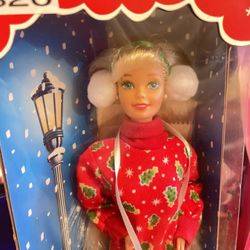 Caroling Fun Barbie Doll Holiday Special Edition 13966 Mattel 1995 sweate
