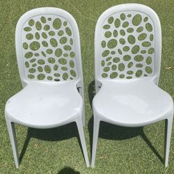 MODERN PLASTIC SIDE CHAIRS 