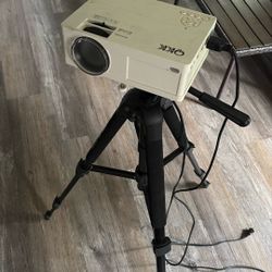 Proyector LED  QKK.    Amplia A 100 Pulgadas De Ancho  Viene Con Trípode 