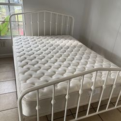 🛏️ White Metal Twin Bed Frame with Mattress – Great Condition!