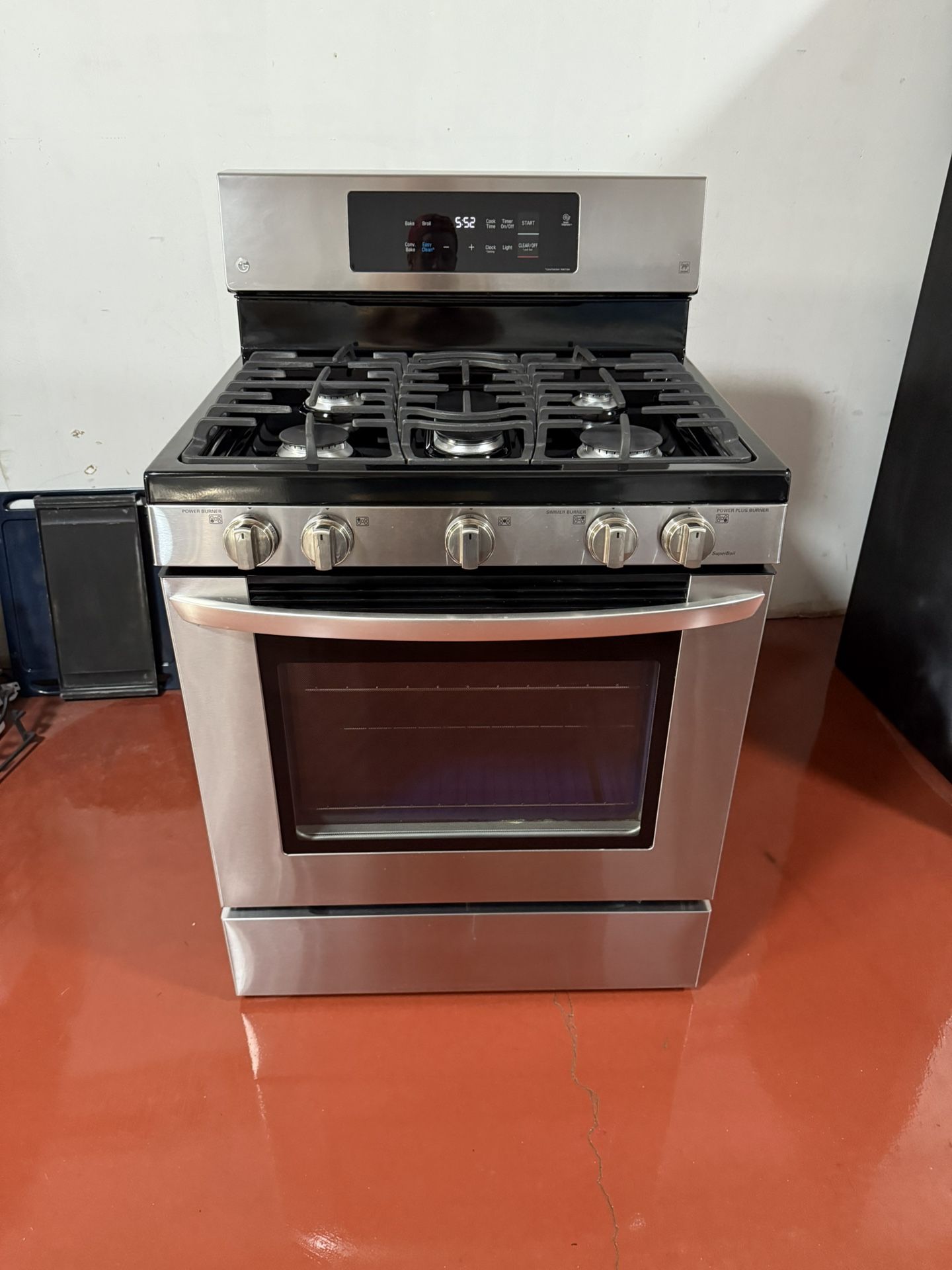 LG 5-burner gas stove in perfect working condition. Delivery and installation available with a 3-month warranty.