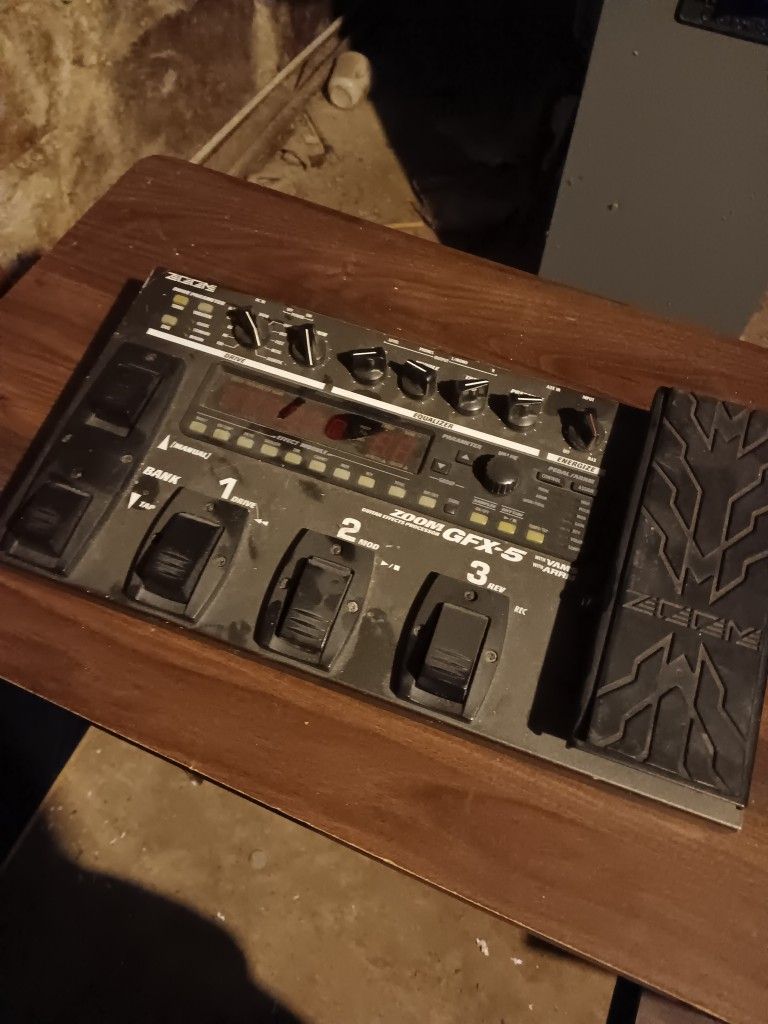 ZOOM GFX5 MULTI EFFECT PEDAL