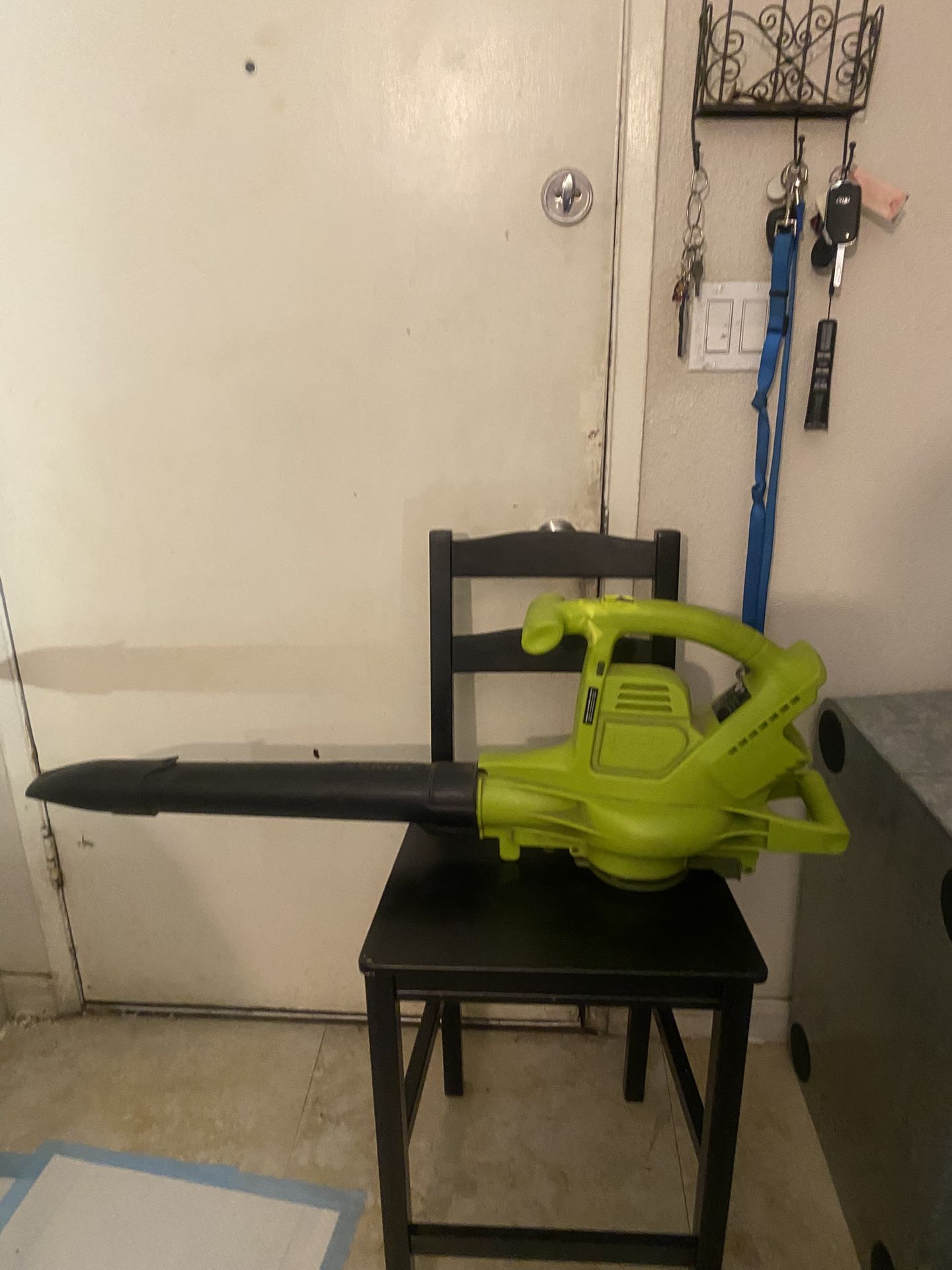 Soplador Inalambrica De Bateria De 40v. Include La Tool , Bateria Y Cargador 135por Las Tres Tool , Bateria , Cargador . 