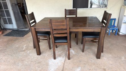 Dining table and 4 Chairs like New