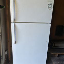 Fridgidaire 18.2 cf WHITE Refrigerator / Freezer