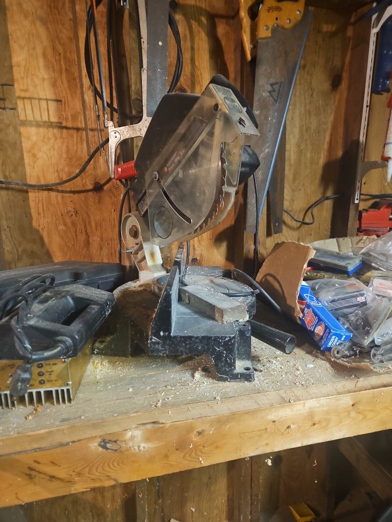 Black and Decker Power Meet miter Saw