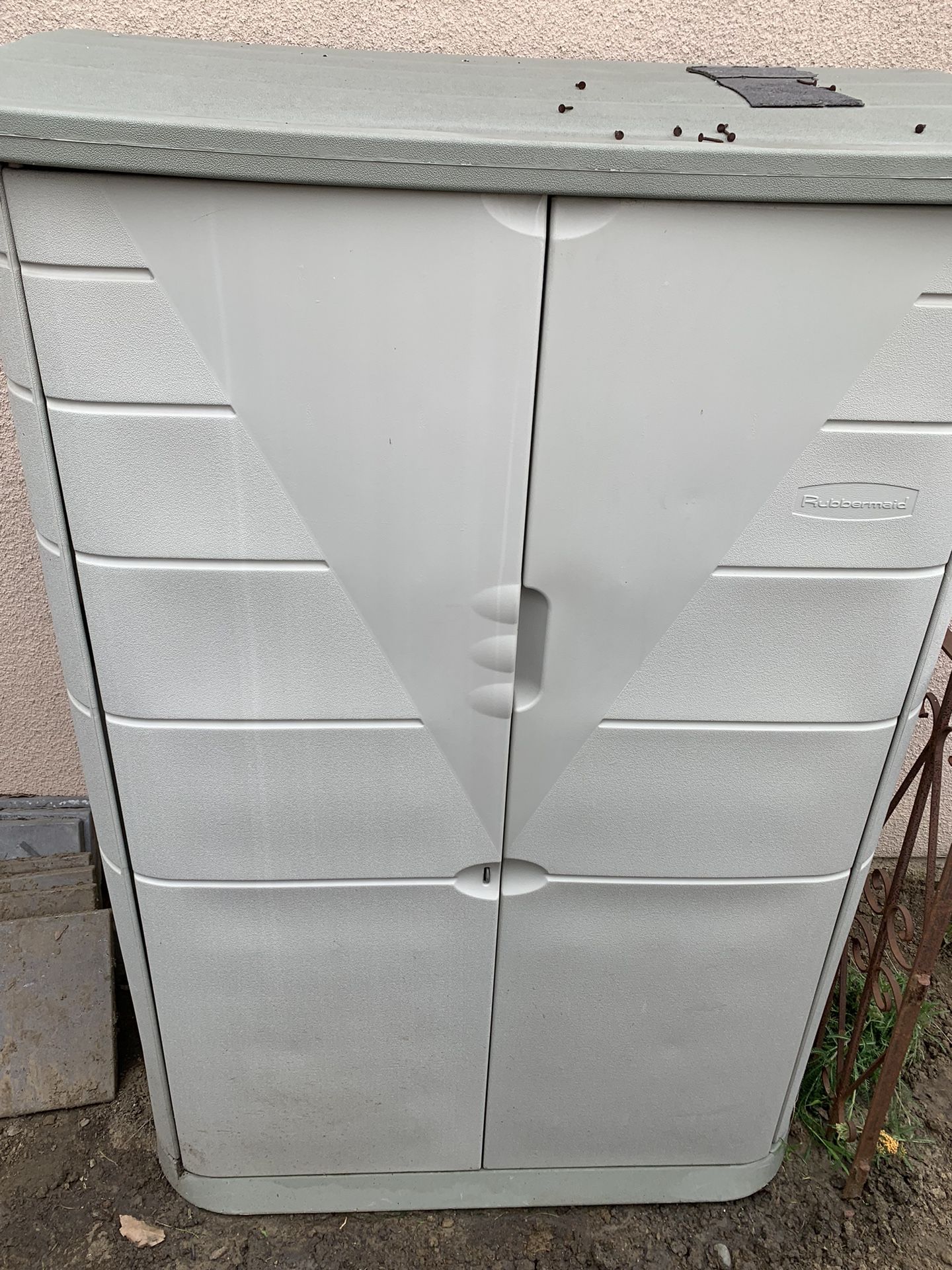 Rubbermaid Large Vertical Resin Weather Resistant Outdoor Storage Shed