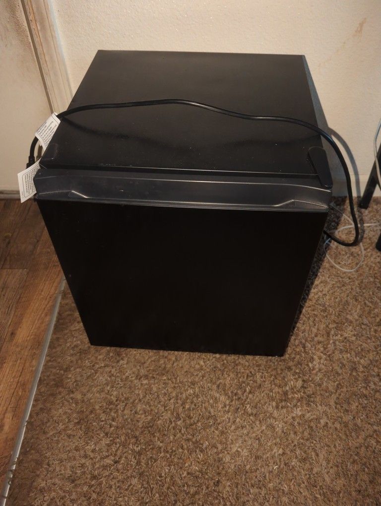 Danby 1.7 Cubit Mini Fridge Like New