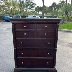 BIG CHEST REAL WOOD IN EXCELLENT CONDITION - BY ASHLEY FURNITURE - Delivery Available