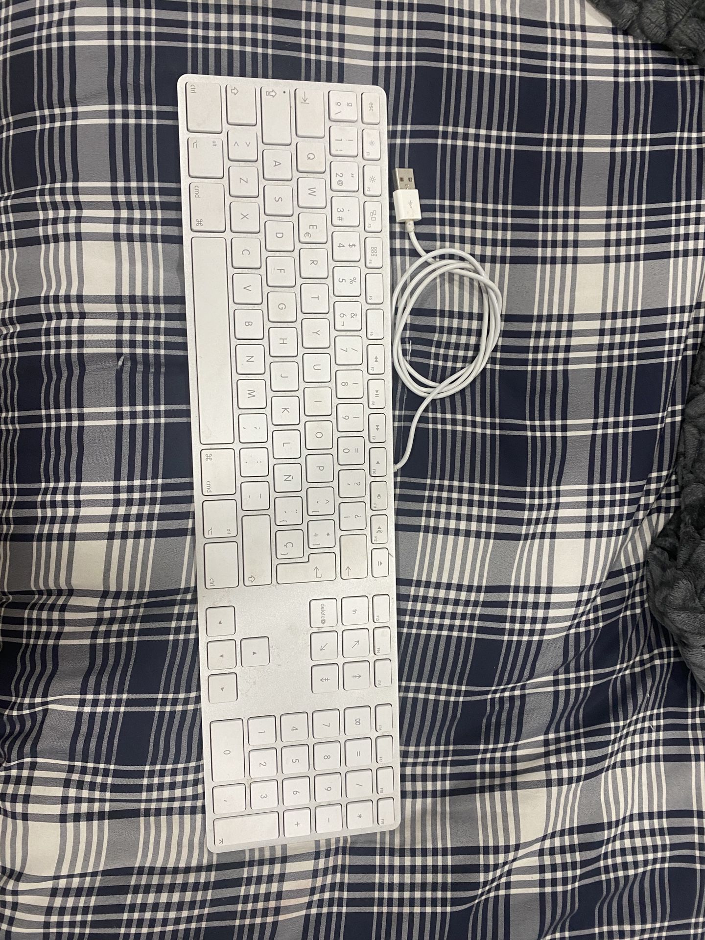 Apple Wire Keyboard