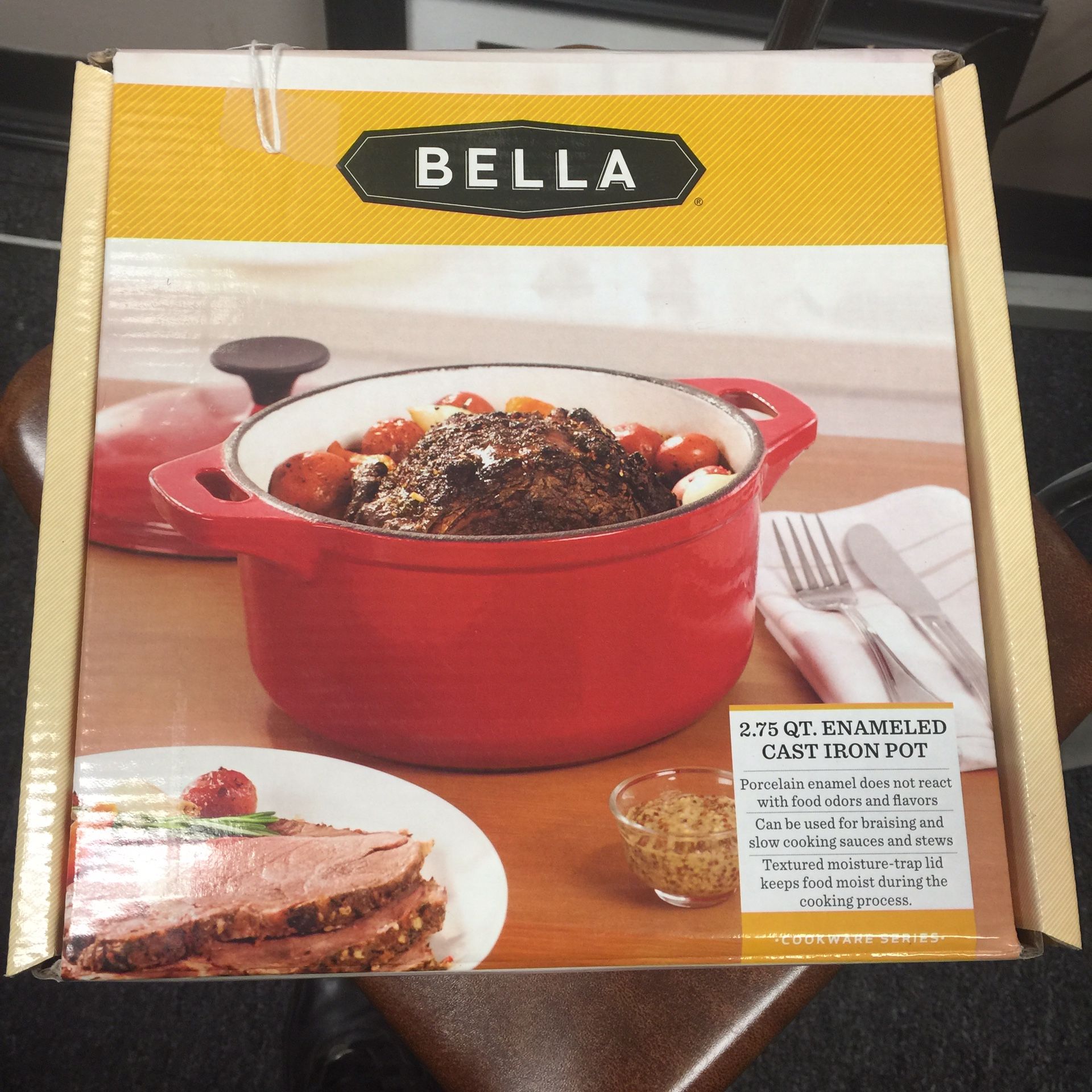 Bella 2.75 Qt. Porcelain Enamel Cast Iron Dutch Oven