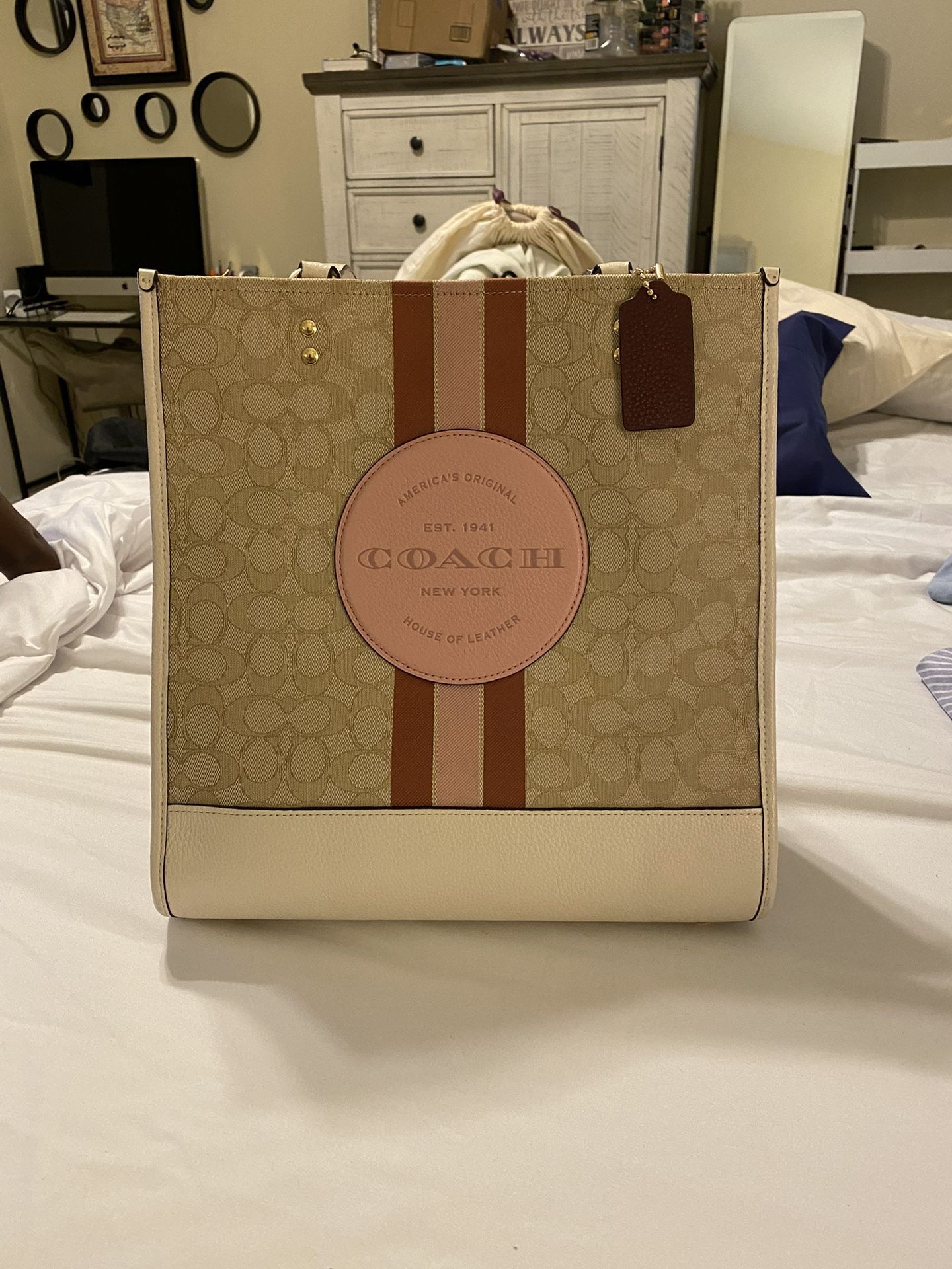 Coach signature Dempsey Tote in khaki