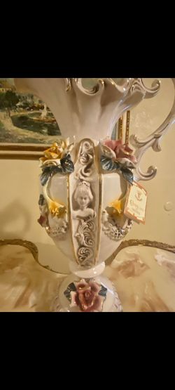 VERY BEAUTIFUL ELEGANT LARGE  HIGHT VASE CAPADIMONTE ITALY BRAND NEW