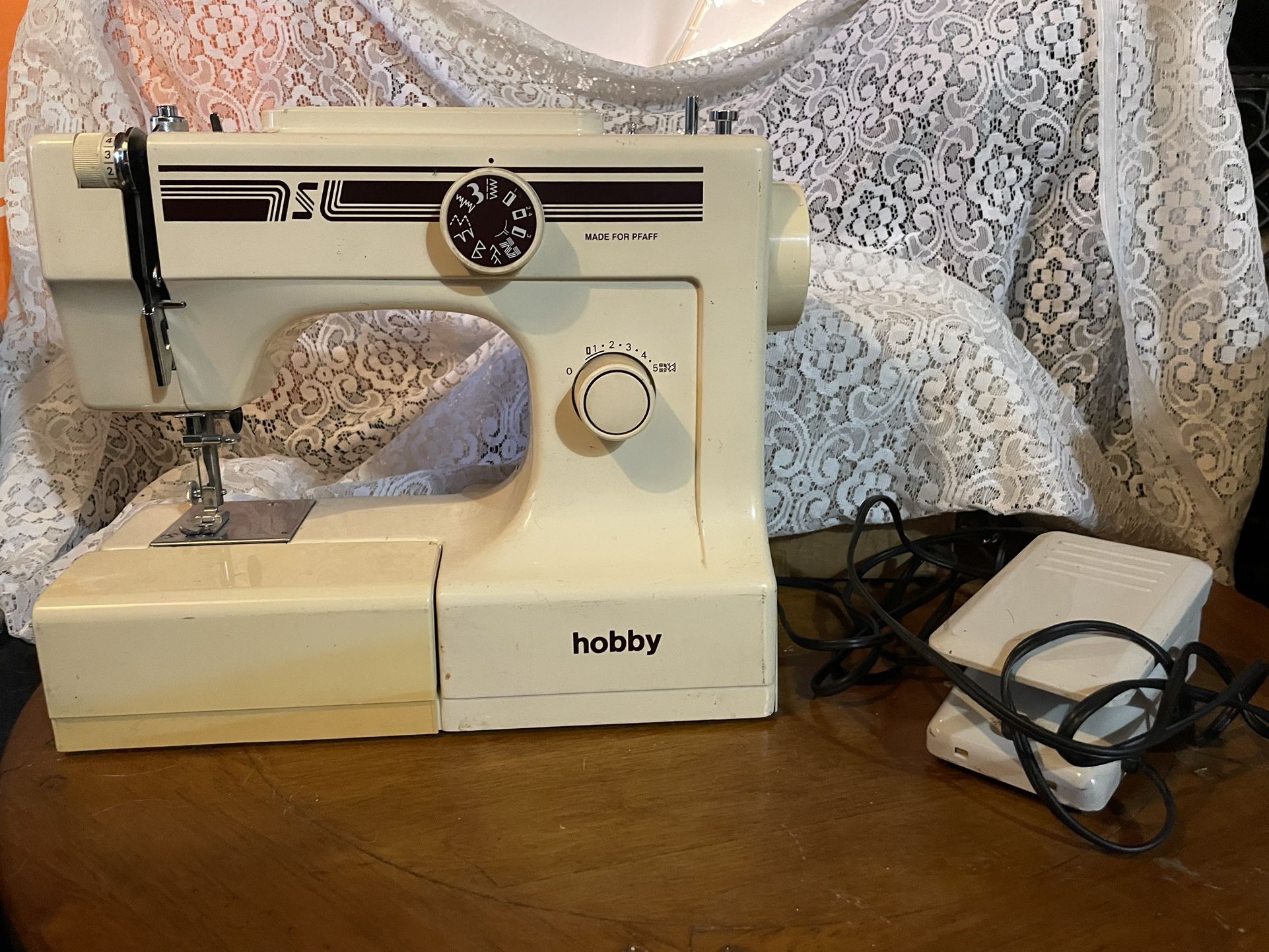 Vintage 70s-80s Sewing Machine