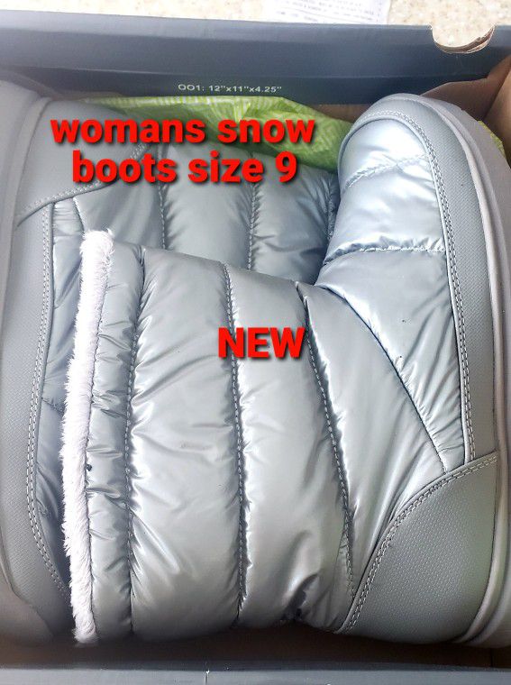 Womans Snow Boots NEW IN BOX