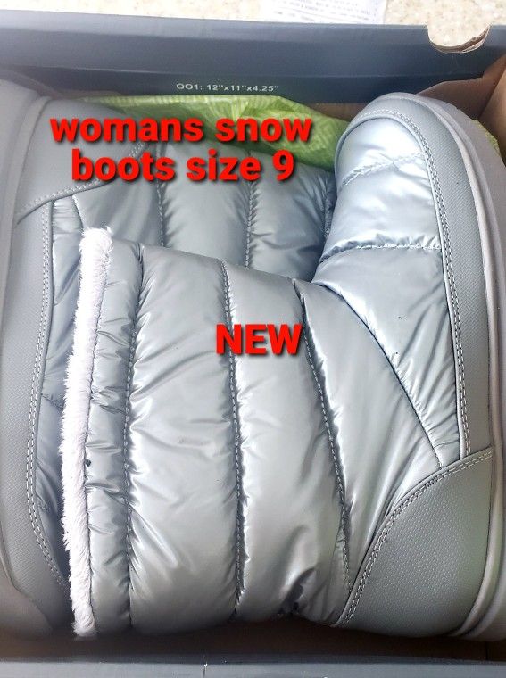 Womans Snow Boots NEW IN BOX
