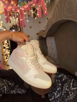 Air Jordan 1 Mid SE pink and white