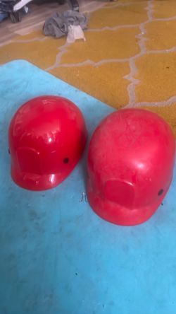2 basball caps