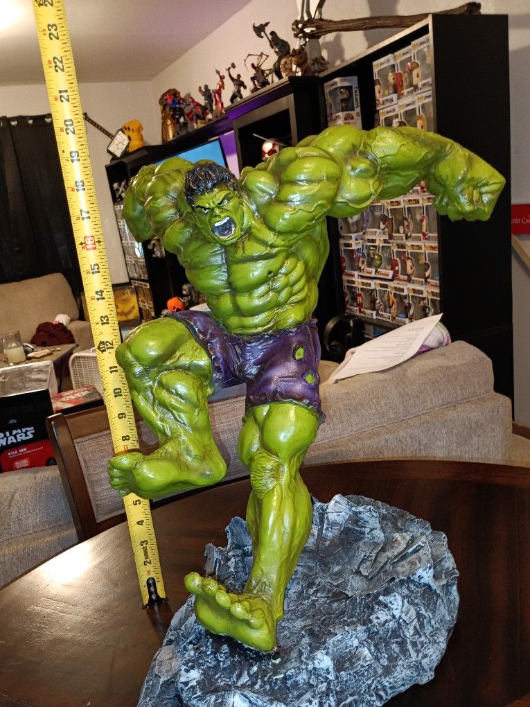 The Incredible Hulk 19" Statue
