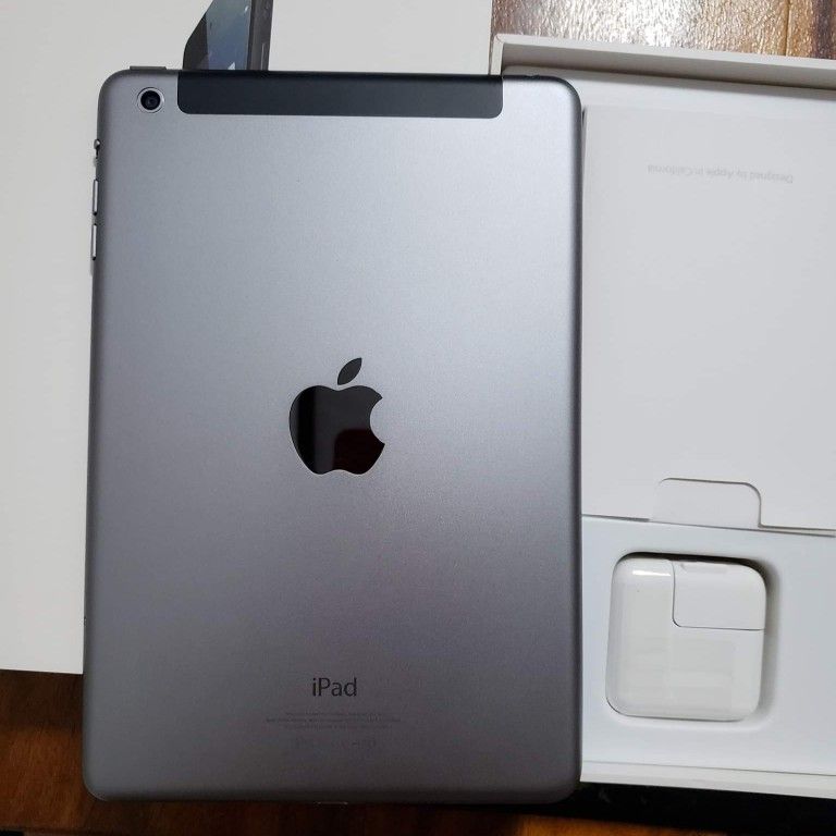 iPad Mini, Wi-Fi Internet Access, ICloud Unlocked, Excellent Condition.