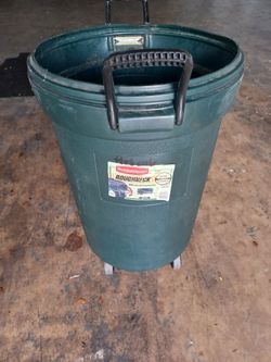 Trash can 30 gallon Rubbermaid