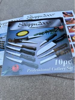 10 kitchen knives.