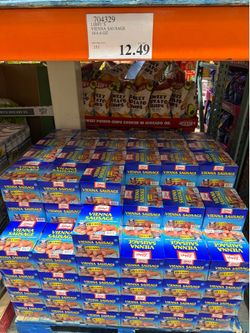 Cajas de latas de salchichas