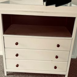 Dresser/ Changing Table!