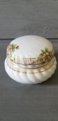 Antique dresser jar / trinket box