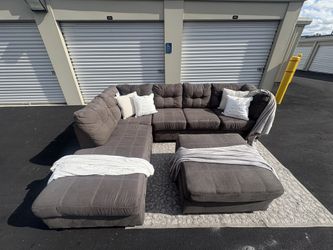 Sectional/couch/sofa, grey,115x92, delivery Available 