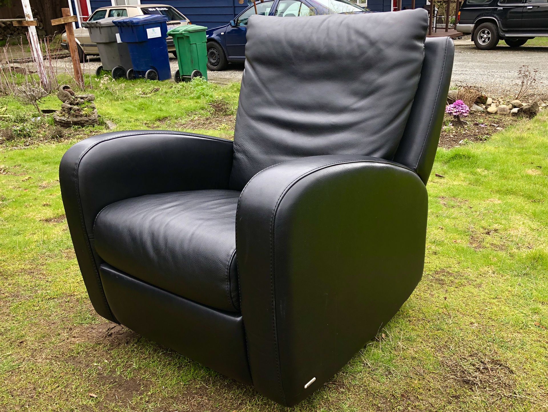 Natuzzi Leather Reclining Swivel Chair