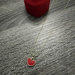 Collar De Corazón Rojo Con Borde Dorado Con Caja Roja En Forma De Corazón 