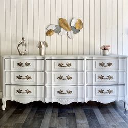Beautiful wooden vintage dresser, Thomasville in a white antique color, distress paint with manufacturers little spot to give the antique touch, origi