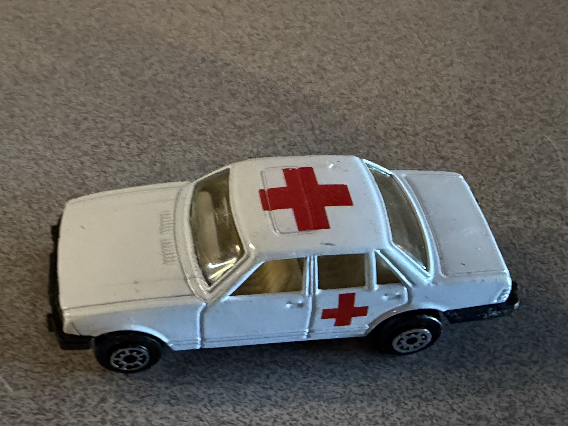 White Maisto 1:64 Diecast Ford Granada 2.8 GL  - Red Cross Car