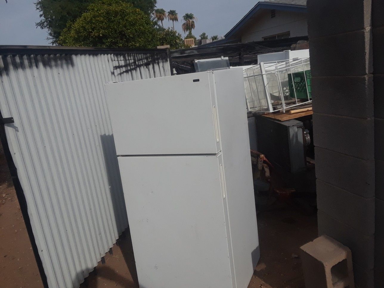 Hipoint apt. Fridge and freezer runs great used