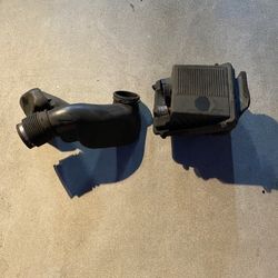  2001 Silverado 4.8L Air Box And Duct. 